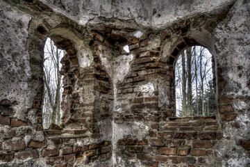 Fenster in der Mauer einer Kirchenruine bei Schloss Blumenthal