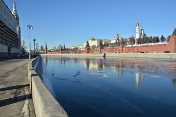 Fototapeta na wymiar Kremlin embankment in Moscow.