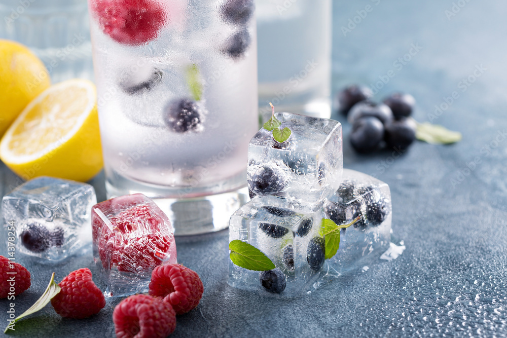 Wall mural sparkling water with berry and herb ice