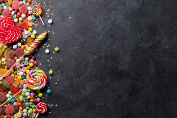 Fotobehang Kleurrijke snoepjes, gelei en marmelade over steen © karandaev
