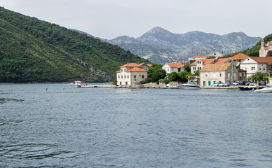 Fototapeta na wymiar Вид на побережье с парома, Черногория.