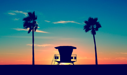 Fototapeta premium Vintage Lifeguard Tower - Vintage Lifeguard Tower na plaży o zachodzie słońca w San Diego w Kalifornii