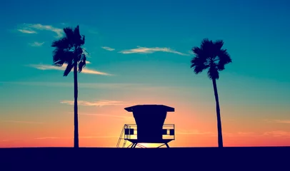 Zelfklevend Fotobehang Vintage Lifeguard Tower - Vintage Lifeguard Tower op het strand bij zonsondergang in San Diego, Californië © dcorneli