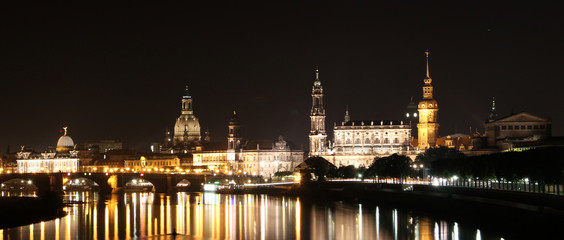 Fototapeta na wymiar view on the baroque skyline of the city of dresden