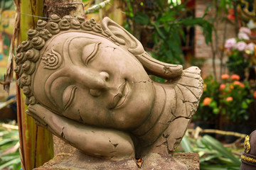 Obraz premium Ancient Buddhist pagoda ruins at Chai Watthanaram temple