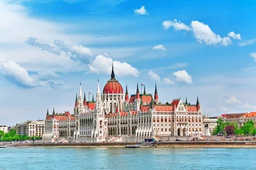 Foto op Plexiglas Boedapest Hongaars parlement overdag. Boedapest. Uitzicht vanaf de Donau