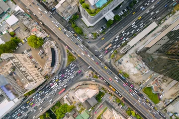 Schilderijen op glas luchtfoto van verkeersknooppunt en transportweg in de stad, © FrameAngel