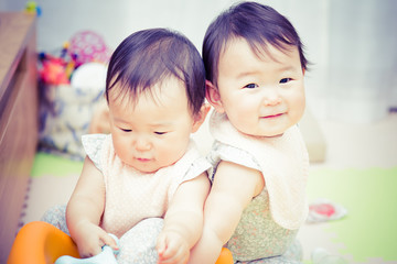 Fototapeta na wymiar かわいい双子の赤ちゃん 日本人 アジア人