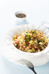 Pasta with ham and zucchini