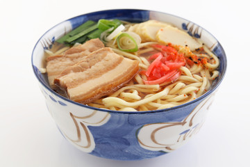 沖縄伝統の三枚肉そば