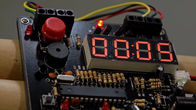 Bomb detonator counts 10 seconds