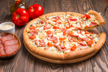 Obraz na płótnie Canvas Delicious pizza with ingredients 