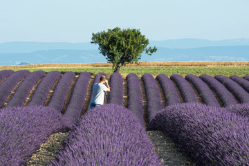 fotograaf die een foto maakt van een lavendelveld