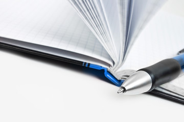 Buch und Kugelschreiber