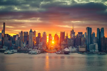Poster Bewolkte zonsopgang boven Manhattan, New York © sborisov