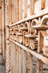 vecchio cancello arrugginito