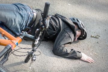 radfahrer liegt auf der straße