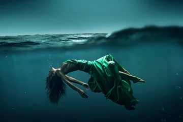 Foto op Plexiglas Vrouwen Vrouw drijft onder water