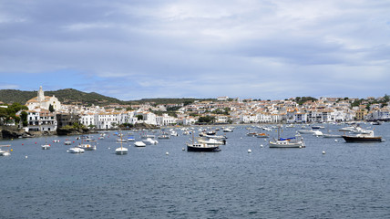 Fototapeta na wymiar Vista panorámica de Cadaqués en la Costa Brava