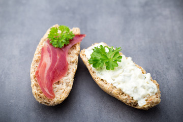 Crispbread with soft cheese with herbs and bacon.