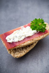 Crispbread with soft cheese with herbs and bacon.