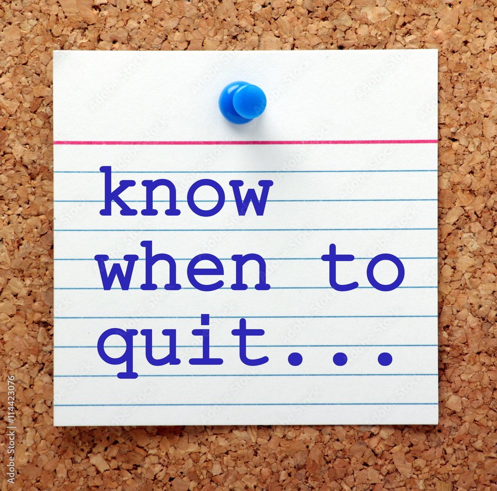 Fototapete the words know when to quit on a note card pinned to a cork notice bard as a reminder to have an exi