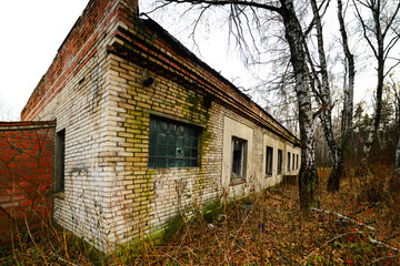 Obraz premium Abandoned house in the autumn forest.