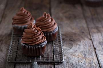 Obraz na płótnie Canvas Chocolate cupcakes with whipped ganache