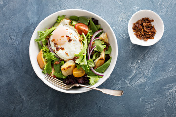 Breakfast salad with eggs and bacon