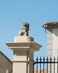 Fototapeta na wymiar Statue de lion à Canet