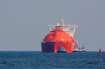 GAZOWIEC I HOLOWNIKI NA REDZIE PORTU - ŚWINOUJŚCIE © Wojciech Wrzesień