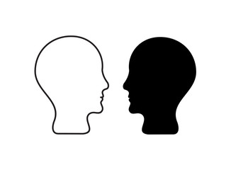 Два силуэта человека - белый и черный.