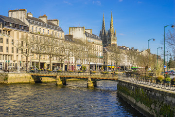 La ville de Quimper avec l´Odet et la Cathedrale