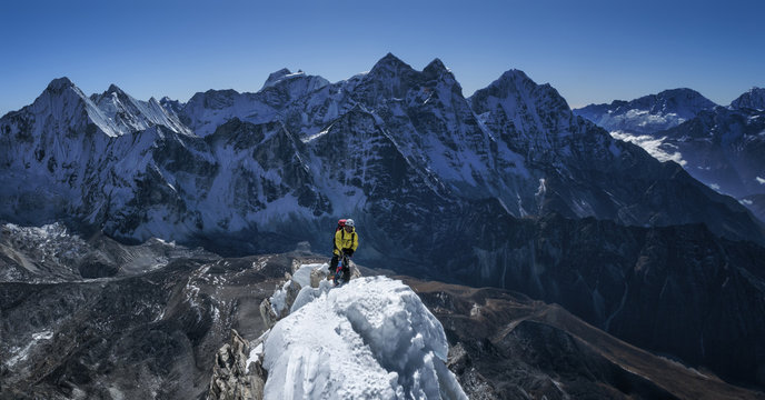 Nepal, Himalaya, Solo Khumbu, mountaineer at Ama Dablam South West Ridge