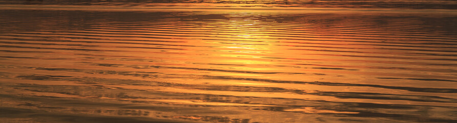 Color of sunset reflection on water
