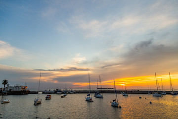 Fototapeta na wymiar Couché de soleil sur le port de Colonia de Sacramento en Uruguay