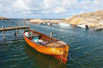 Obraz premium Old fishing boat at the pier on the coast