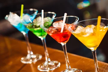 Crédence de cuisine en verre imprimé Cocktail Multicolored cocktails at the bar.