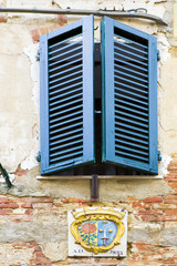 Fototapeta na wymiar Les fenêtres et balcons de Toscane
