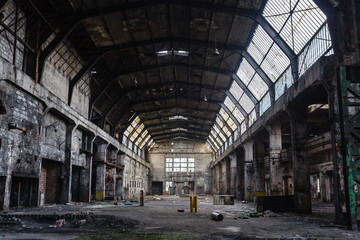 Abandoned factory hall, industrial background © lukszczepanski