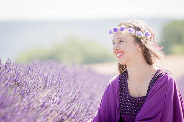 jeune femme souriante dans un champs de lavande