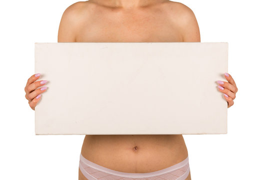 junge sexy Frau mit nackter Brust und Hinweisschild bzw. Pfeil an/vor Brust