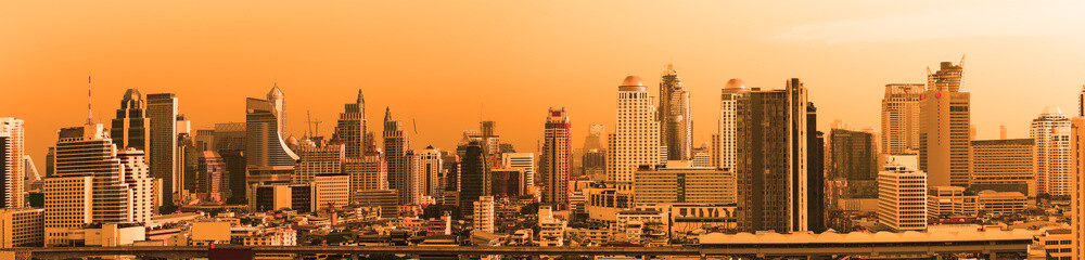 Fototapeta premium Scene of Bangkok high-rise buildings and expressway in evening