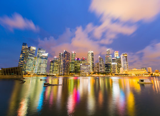 Obraz premium Singapore Skyline and view of Marina Bay at Dusk