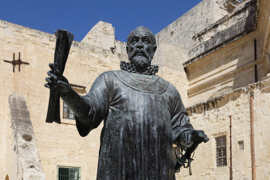 Malta Valetta Denkmal - Jean de la Valette - Skulptur Gr&uuml;nder von Valetta - Verteidiger von Valetta, Monument Kunst Kultur Geschichte Hauptstadt Symbol symbolisch Symbolfigur Altstadt Vergangenheit 
