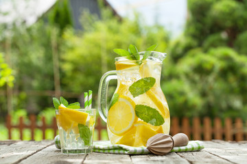 Lemonade with lemon, mint and ice