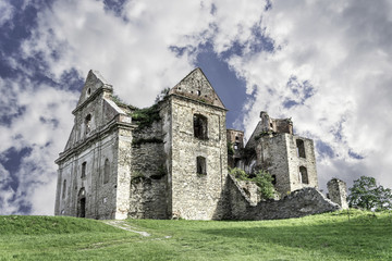 Fototapeta na wymiar Chmury nad ruinami barokowego klasztoru