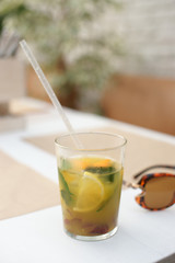 Лимонад с цитрусом и виноградом на столе