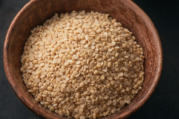 Halbierte und geschälte Urdbohnen in einer Holzschale