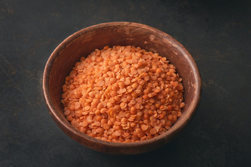 Halbierten und geschälten Roten Linsen in Holzschale 